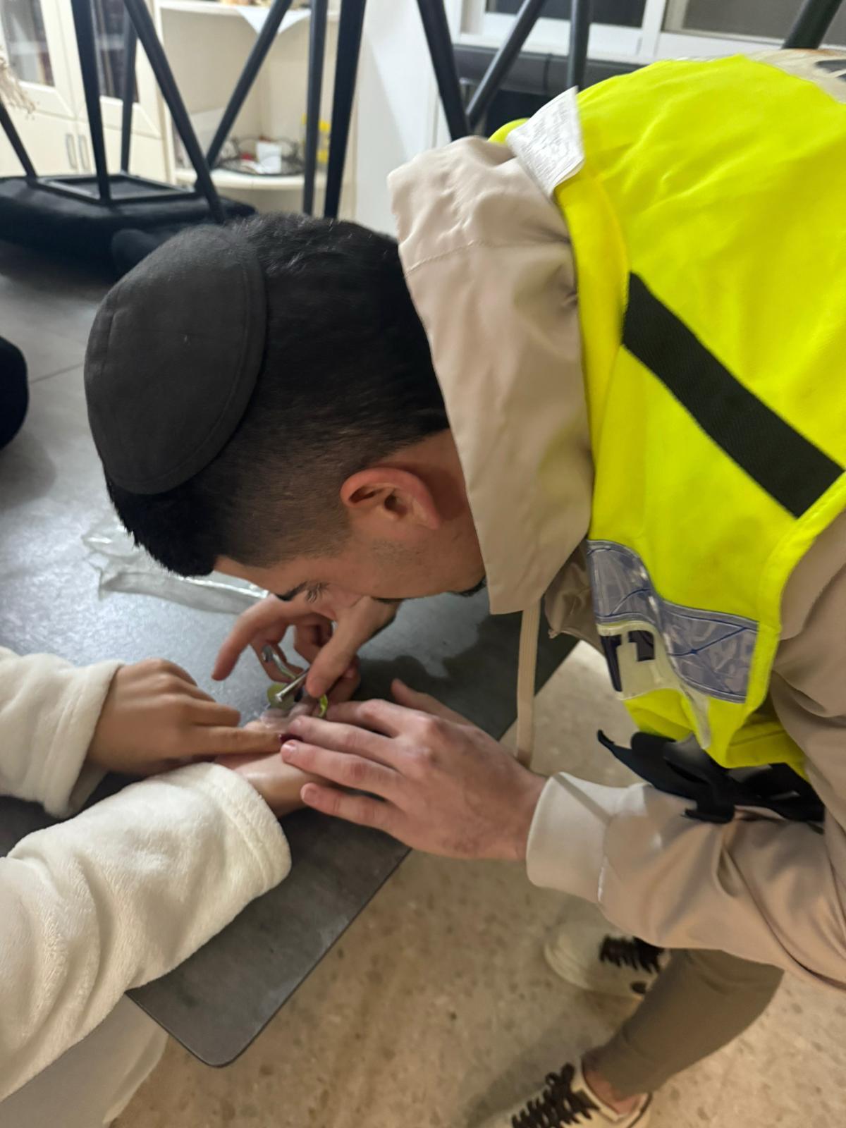 נתיבות טבעת נתקעה באצבעה של אשה, מתנדבי ידידים חילצו את הטבעת מן האצבע בשלום