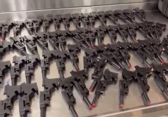 תושב נתיבות נעצר בתום פעילות סמויה נתפס עם מעל 100 אקדחי זְנָקָה שניתן להסב לאקדחים אמיתיים