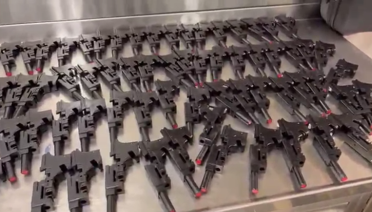 תושב נתיבות נעצר בתום פעילות סמויה נתפס עם מעל 100 אקדחי זְנָקָה שניתן להסב לאקדחים אמיתיים