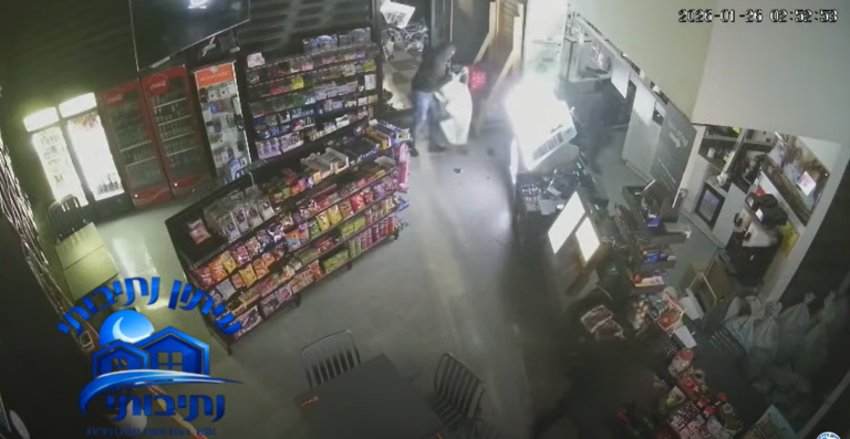 תיעוד:פריצה לקיוסק במערב נתיבות לפנות בוקר: סיגריות וכסף נגנבו מהמקום