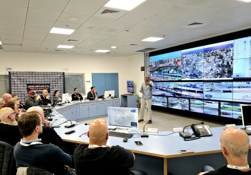 יוגב חזן בהרצאה על תכנון אבטחה באירועים בנתיבות