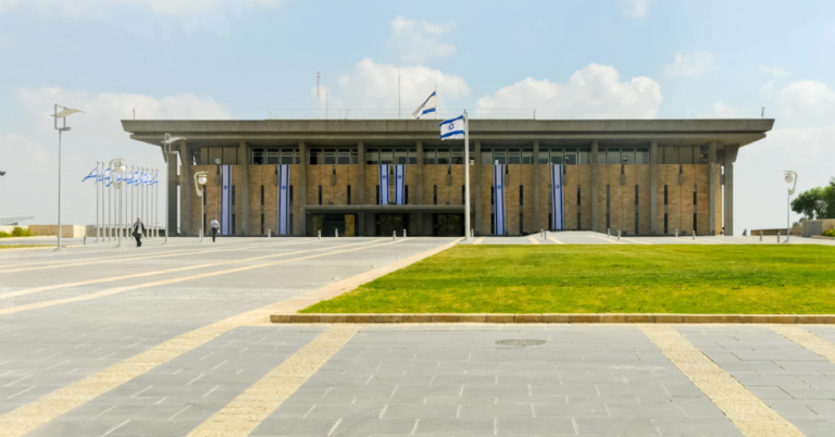 המערכת הפוליטית בישראל: חוסר יציבות, היערכות לבחירות ומהלך מפתיע אחד