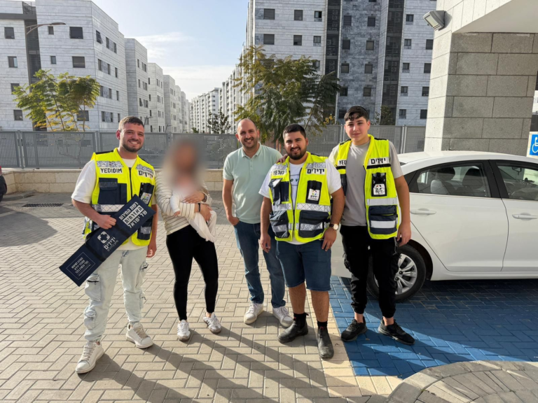 נתיבות תינוקת ננעלה בשגגה ברכב, מתנדבי ידידים חילצו אותה בשלום