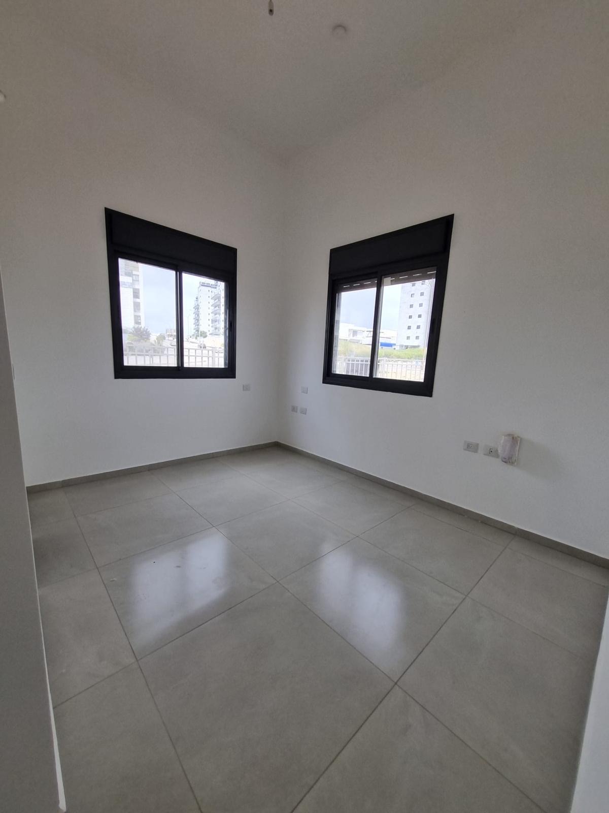 למכירה דירת גן פינתית 4 חד