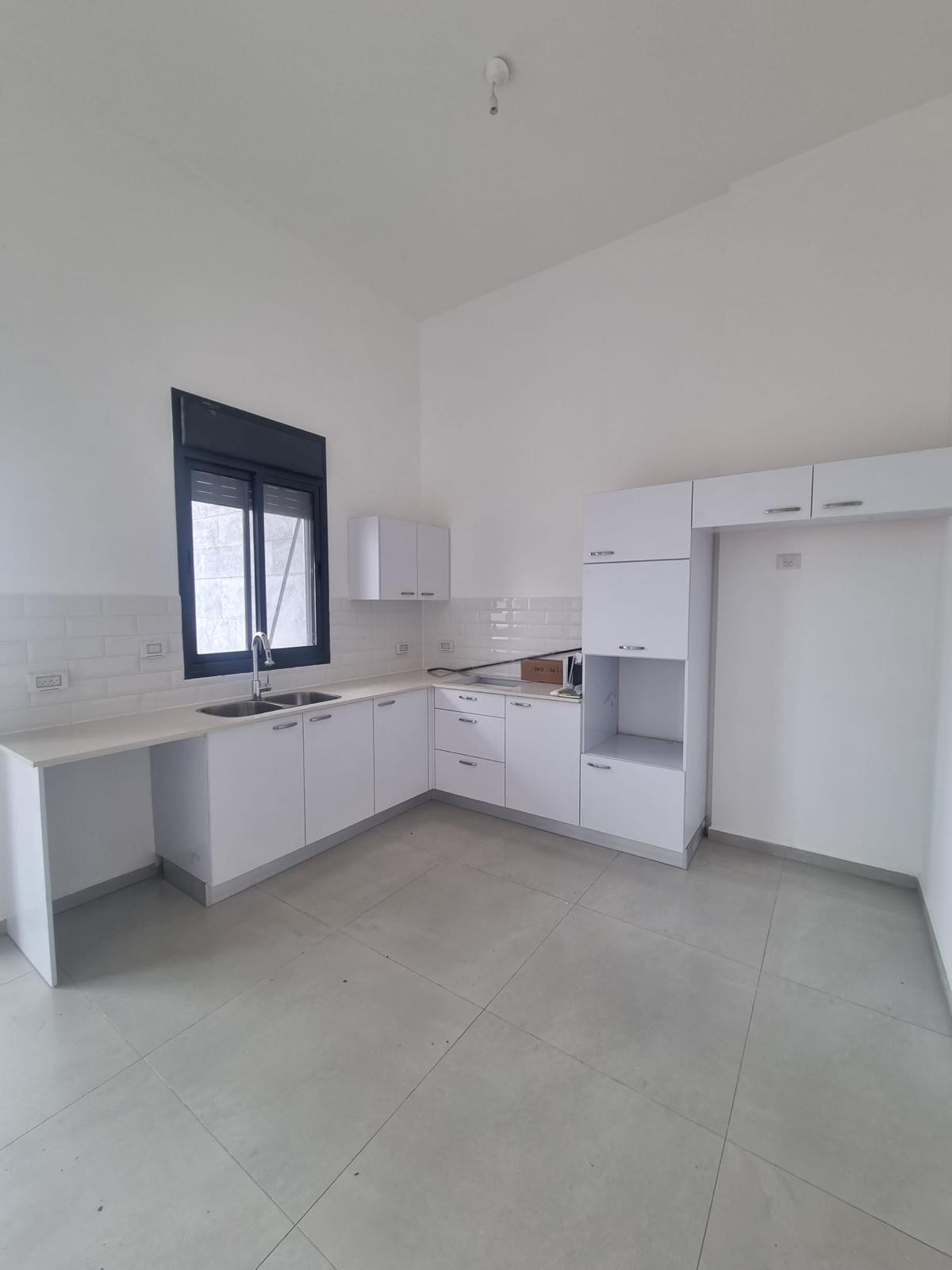 למכירה דירת גן פינתית 4 חד