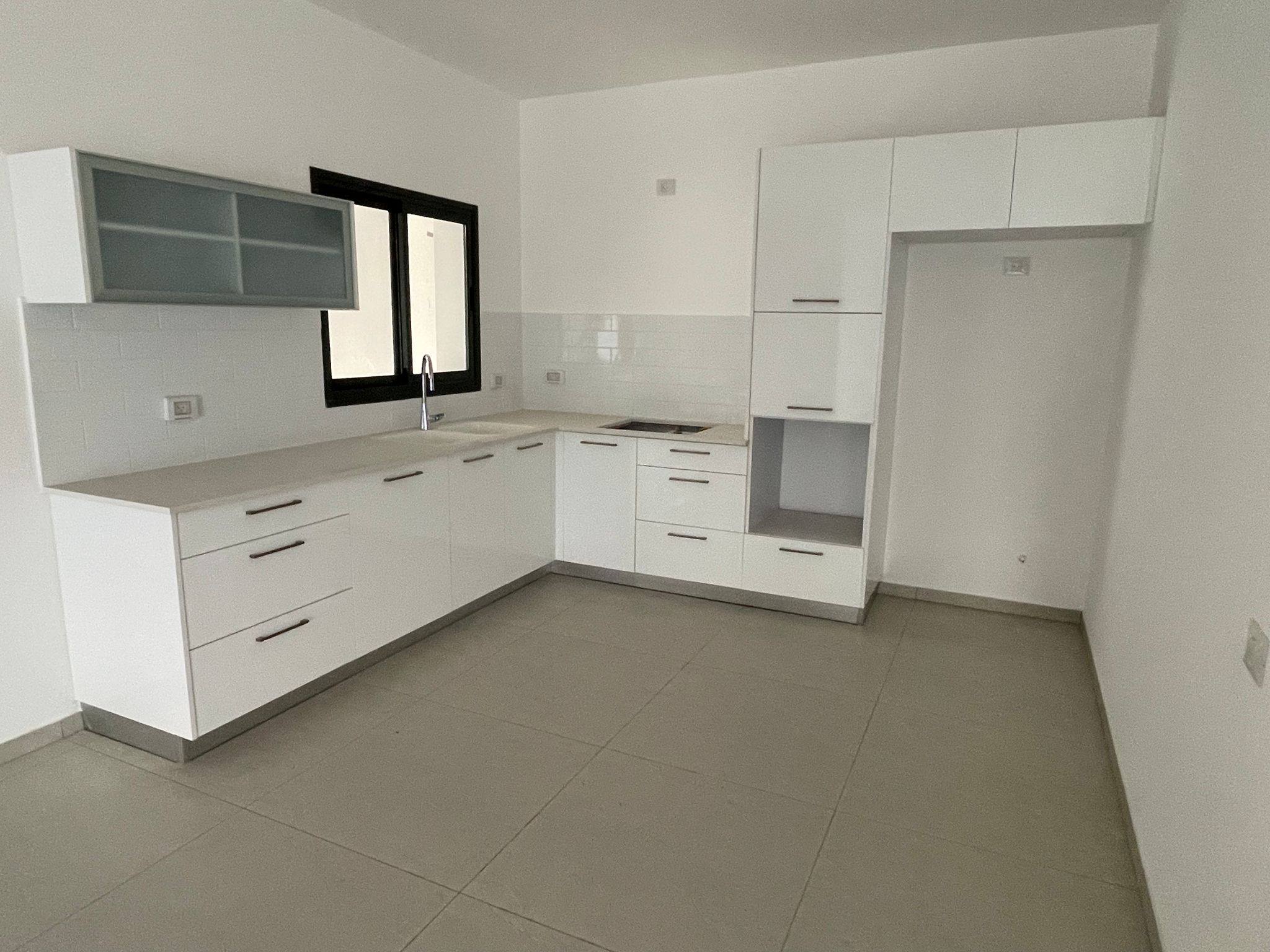 להשכרה דירת 4 חדרים בנווה שרון