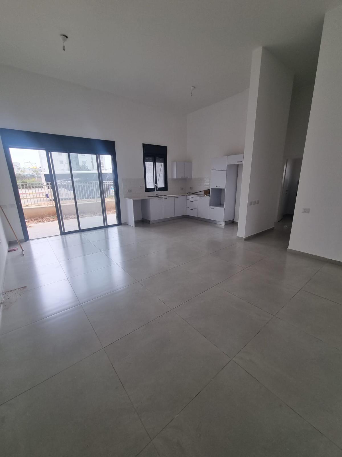 למכירה דירת גן פינתית 4 חד