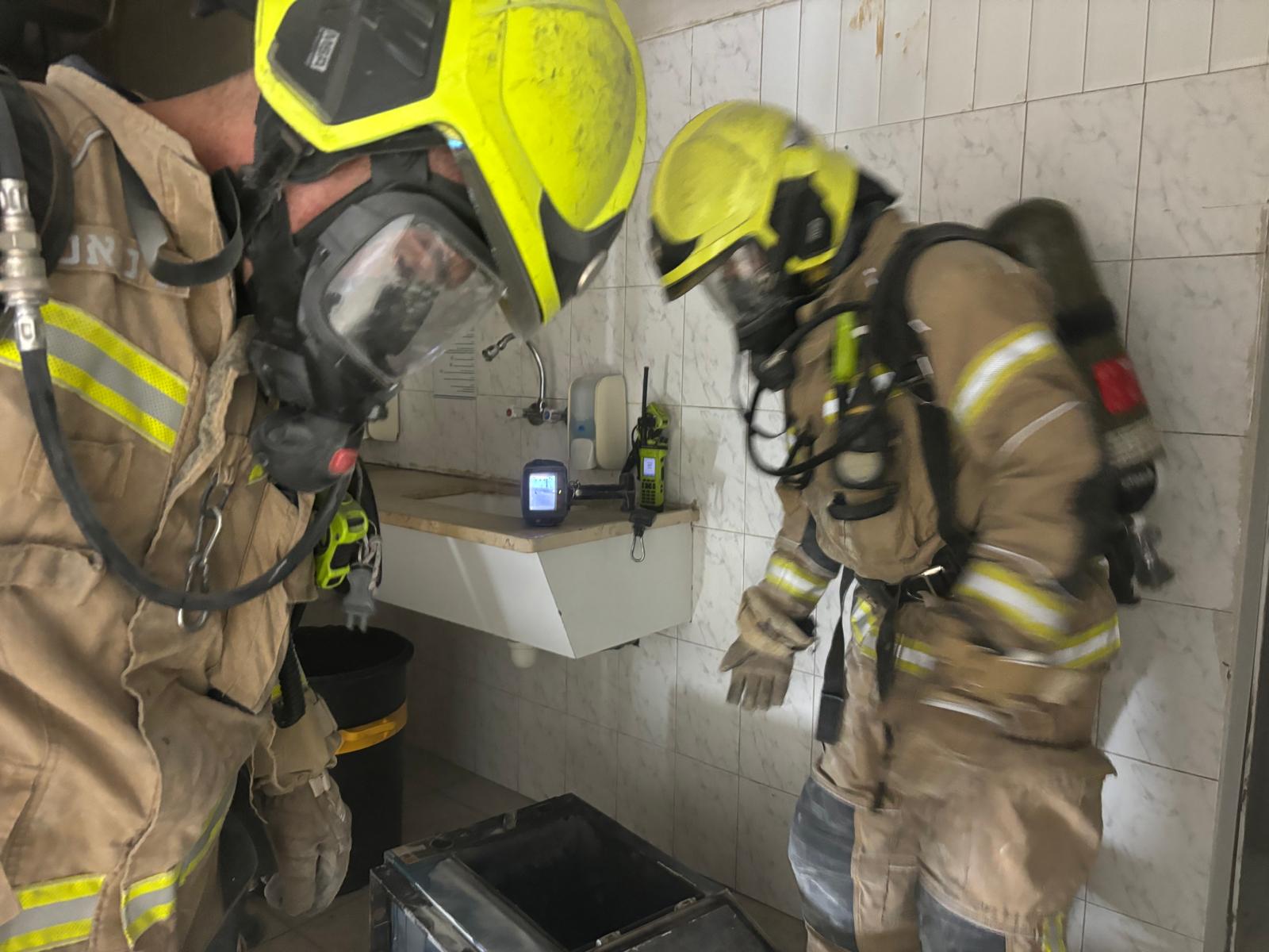 לוחמי האש מתחנת נתיבות פעלו הלילה בשריפה שפרצה במפעל