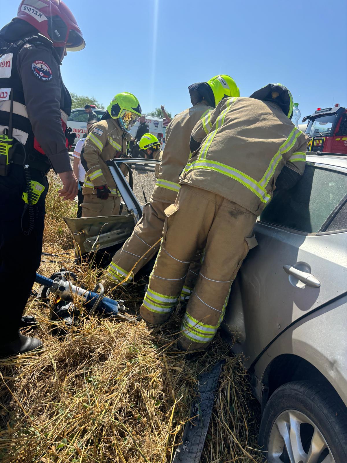 לוחמי האש חילצו לכוד במצב קשה בתאונת דרכים בכביש 293