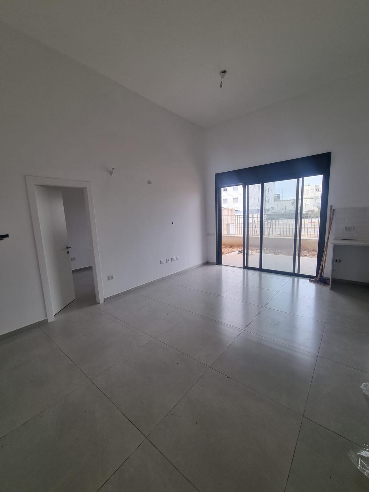 למכירה דירת גן פינתית 4 חד