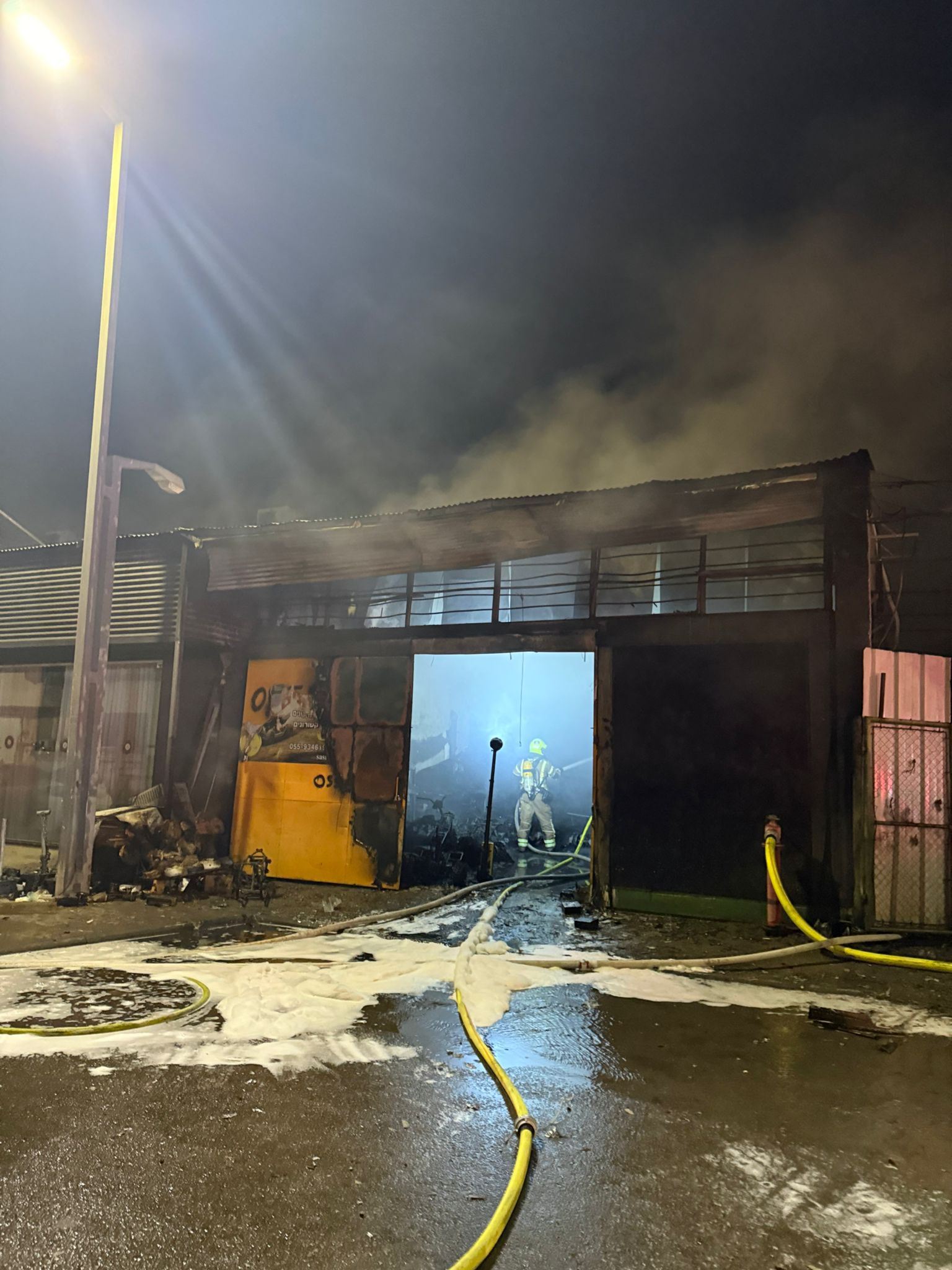 חשד: עבריינים העלו באש עסק בנתיבות | מאת:אריאל עידן