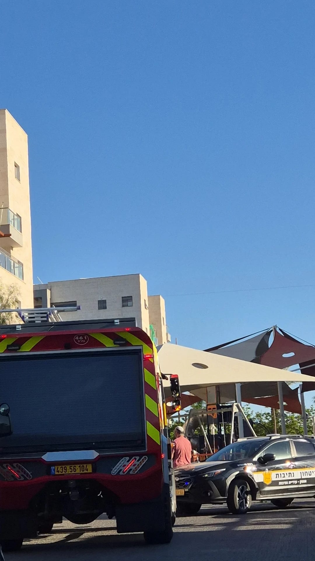 דרמה בנתיבות: אדם איים לקפוץ מגג בניין — כוחות גדולים הוזעקו למקום