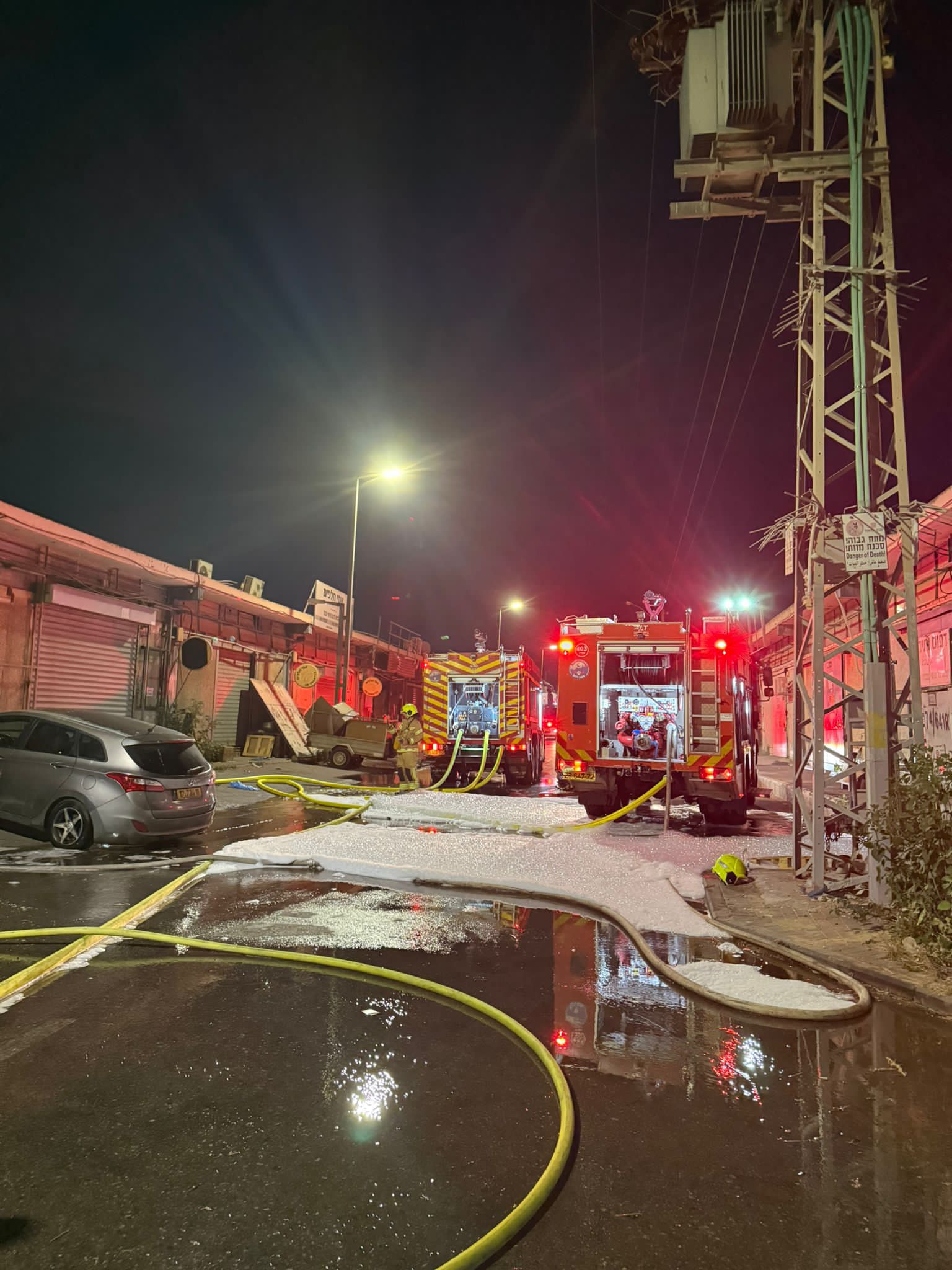 לוחמי אש מנעו התפשטות שריפה בבית עסק באזור התעשייה בנתיבות