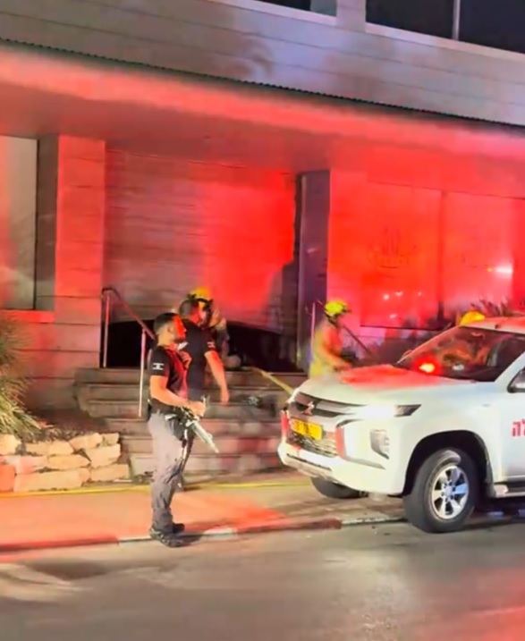 שריפה במבנה משרדים בנתיבות: כוחות הכיבוי השתלטו על האש