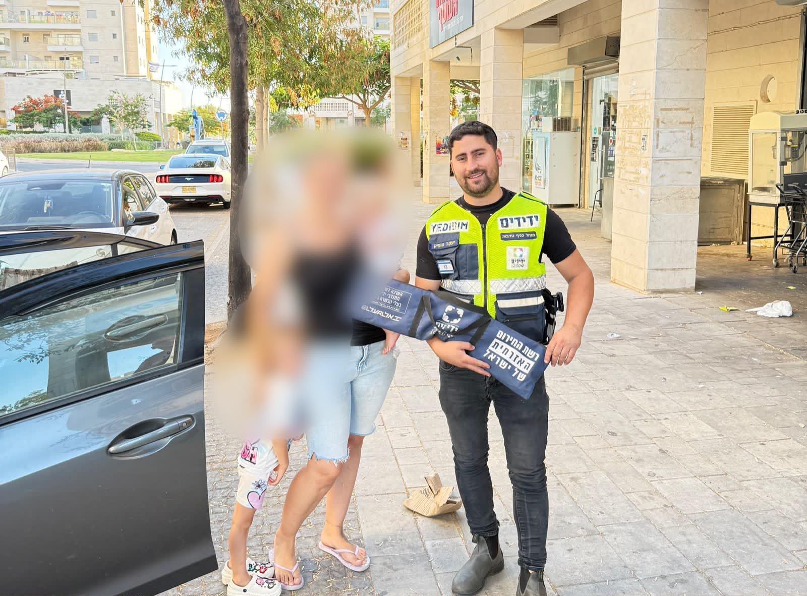 נתיבות: פעוט ננעל בשגגה ברכב, מנהל סניף נתיבות חילץ אותו בשלום