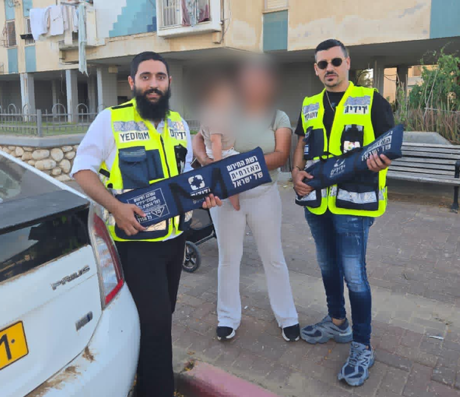 נתיבות: תינוק ננעל בשגגה ברכב, מתנדבי ידידים חילצו אותו בשלום ״האבא התרגש מהמהירות, צילם ושיתף את המשפחה״