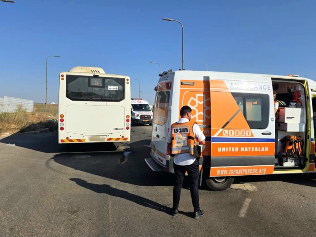 תאונה עם מעורבות אוטובוס ומונית אירעה ברחוב קטיף בנתיבות