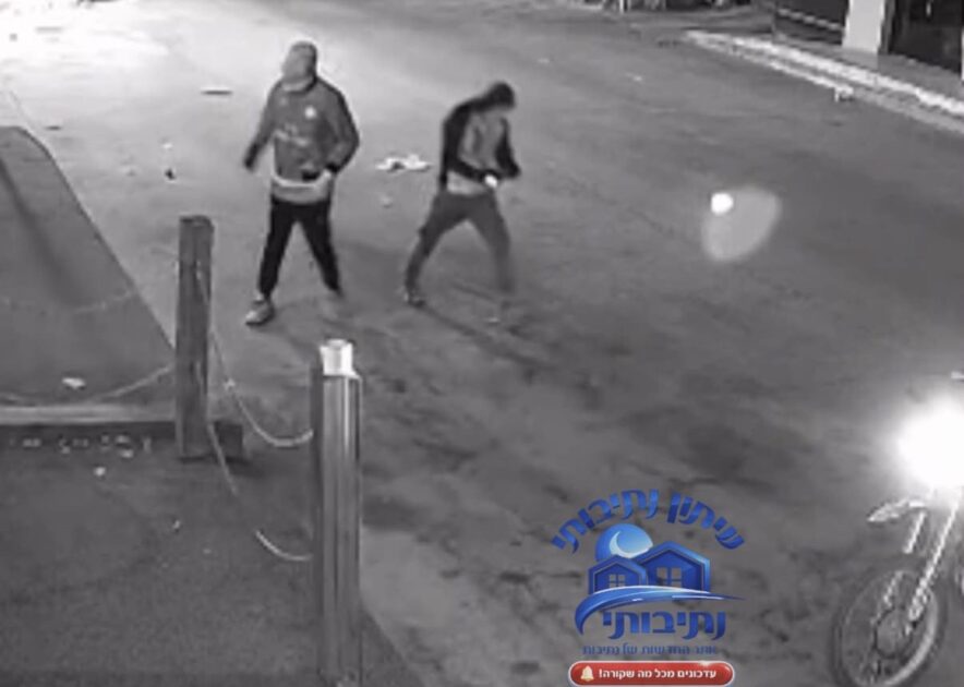משהו קורה בנתיבות: שניים תועדו מגיעים באופנוע ומציתים כניסה לסנוקר בעיר