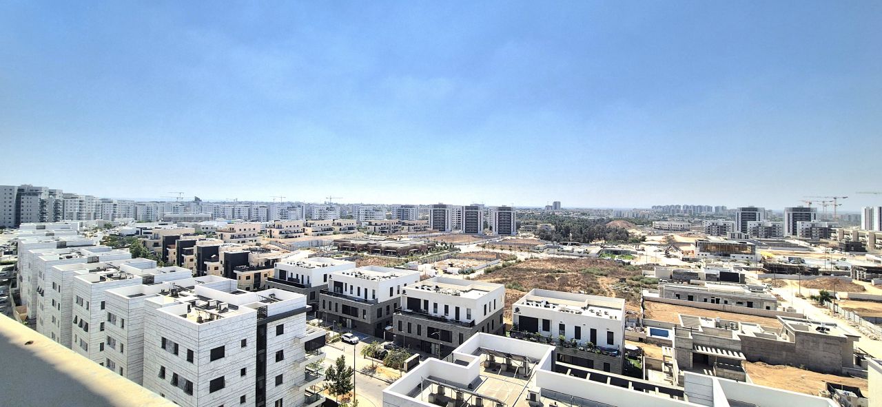 דירת 5 חדרים יפיפיה ומוארת עם מרפסת סוכה
