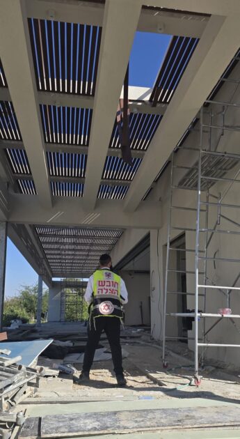 תקומה: גבר פונה במצב בינוני לאחר שנפל מגובה