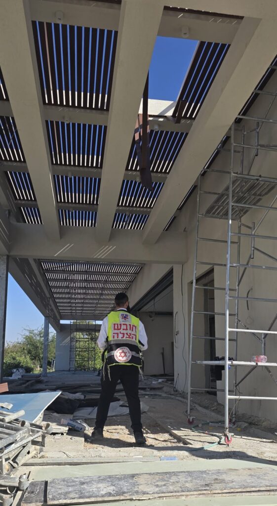 תקומה: גבר פונה במצב בינוני לאחר שנפל מגובה