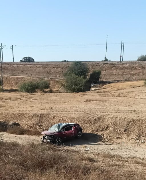 בכניסה לאופקים : נהג רכב בן 36 נפצע בינוני בתאונת דרכים עצמית