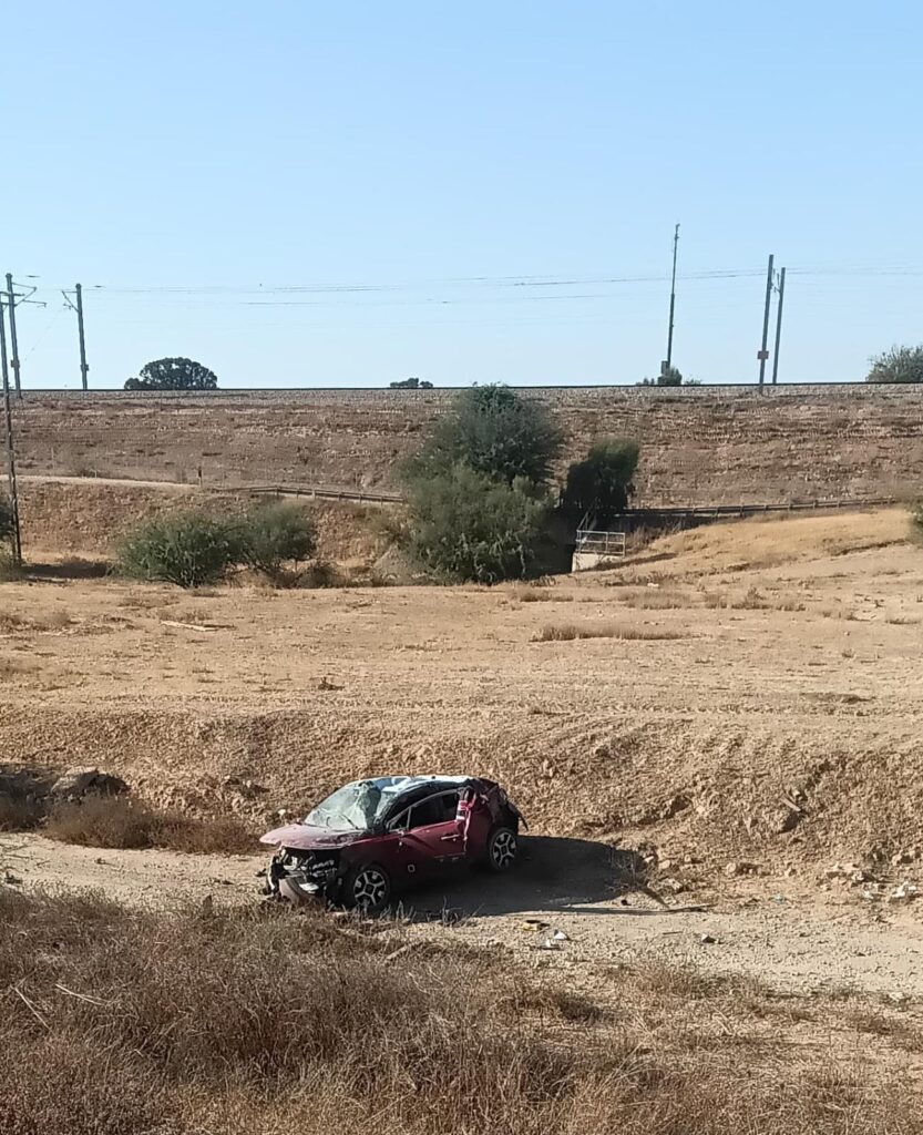 בכניסה לאופקים : נהג רכב בן 36 נפצע בינוני בתאונת דרכים עצמית
