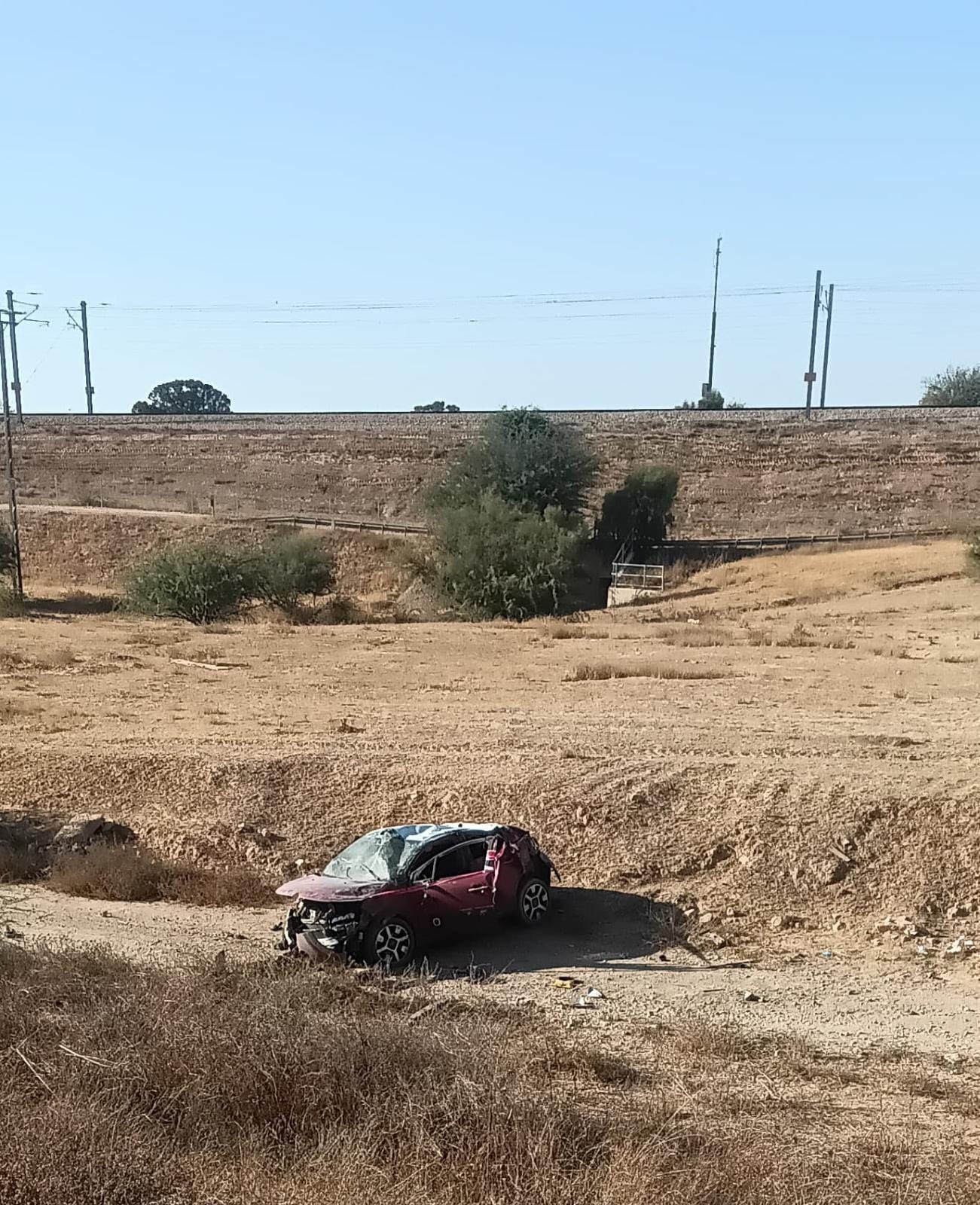 בכניסה לאופקים : נהג רכב בן 36 נפצע בינוני בתאונת דרכים עצמית
