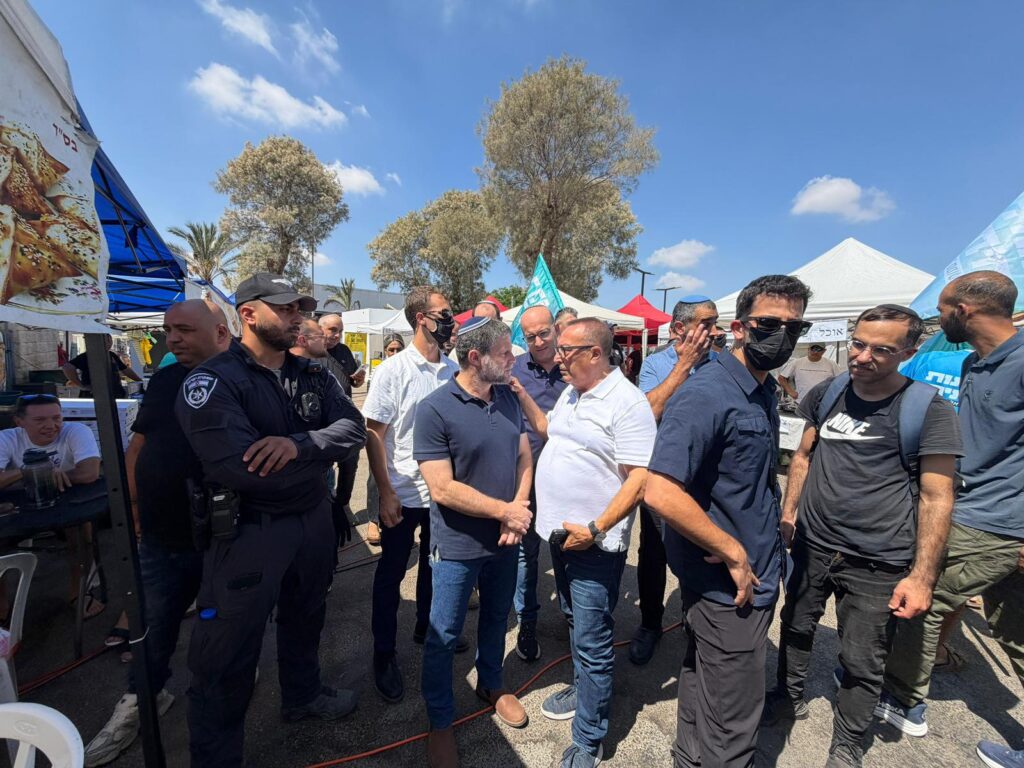 נתניהו סייר בדרום – אבל נתיבות נשארה מחוץ למסלול; סמוטריץ' דווקא הגיע לשוק העירוני