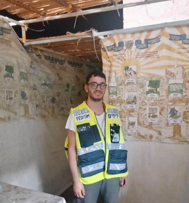 ידידים בונים סוכה: מתנדבי ידידים נתיבות נרתמו למען תושבים שהתקשו בבניית הסוכה