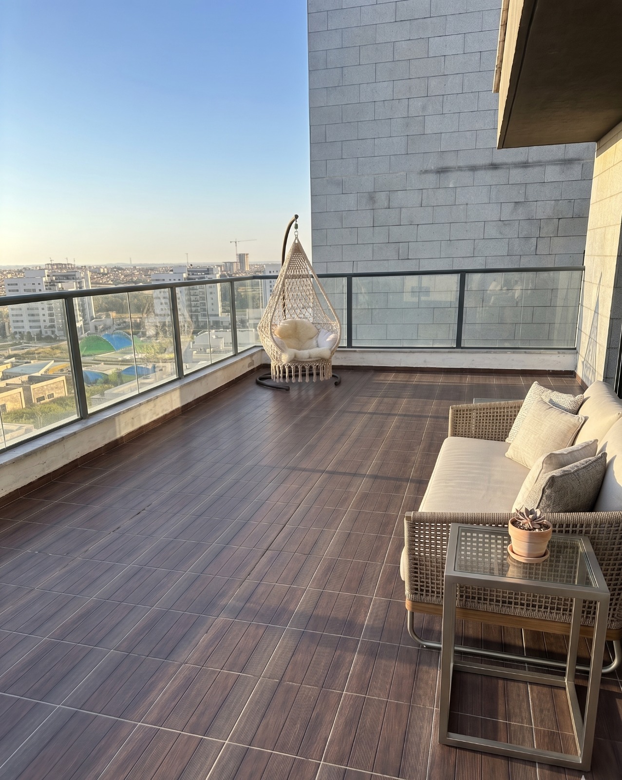 פנטהאוז 6 חדרים בנווה שרון – 167 מ"ר + מרפסת 44 מ"ר