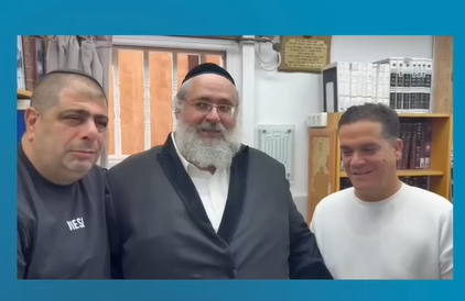 צפו בתיעוד: הרב החיד״א אברג׳ל לצד המועמד לראשות שדות נגב יוני ממו
